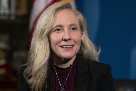Richmond mayor pulls out of Va. governor’s race, clearing path for Rep. Spanberger